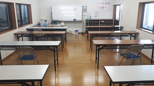 充分に席の距離を取った教室